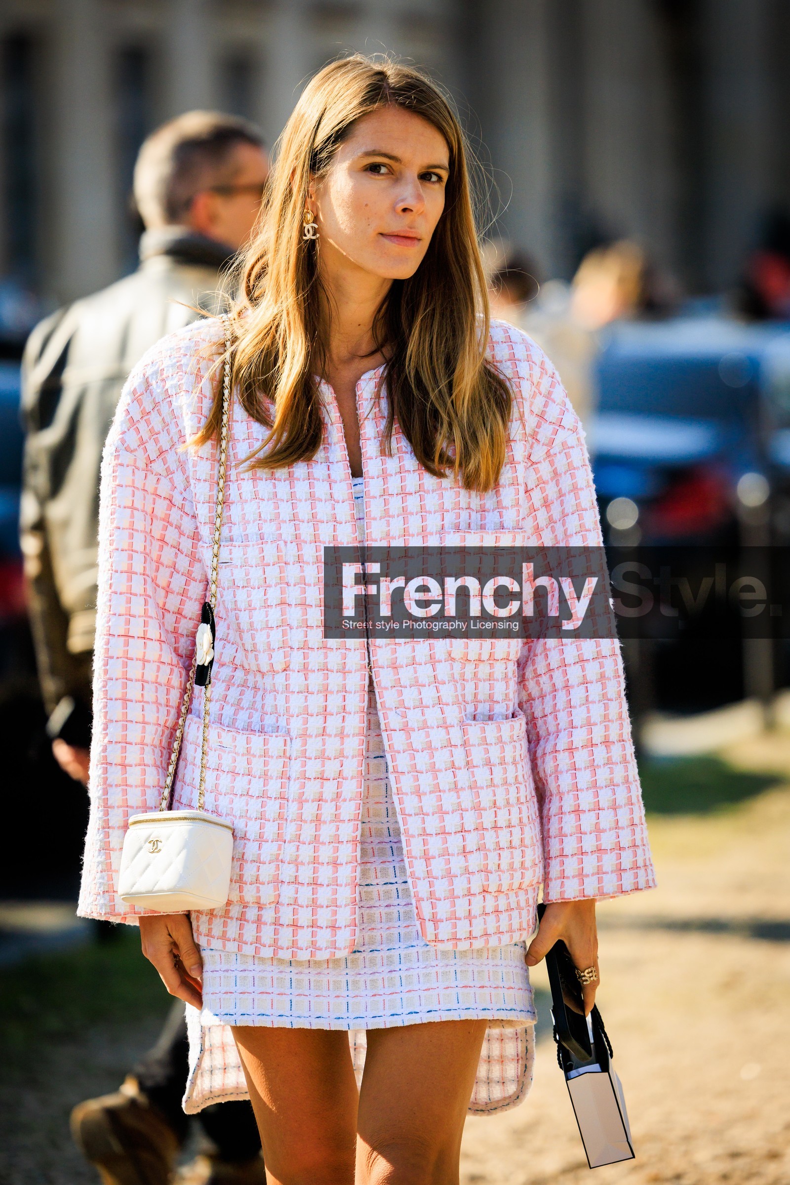 chanel, chanel earrings, chanel jacket, pink jacket, tweed jacket, plaid jacket, mini skirt, plaid skirt, chanel skirt, pink skirt, mini bag, white bag, chanel bag, monica ainley, FW 22-23, FALL WINTER 2022_2023, AUTUMN WINTER 2022-2023, fashion week, frenchystyle, FW, jonathan paciullo, street style, PFW, PARIS, vertical, detail