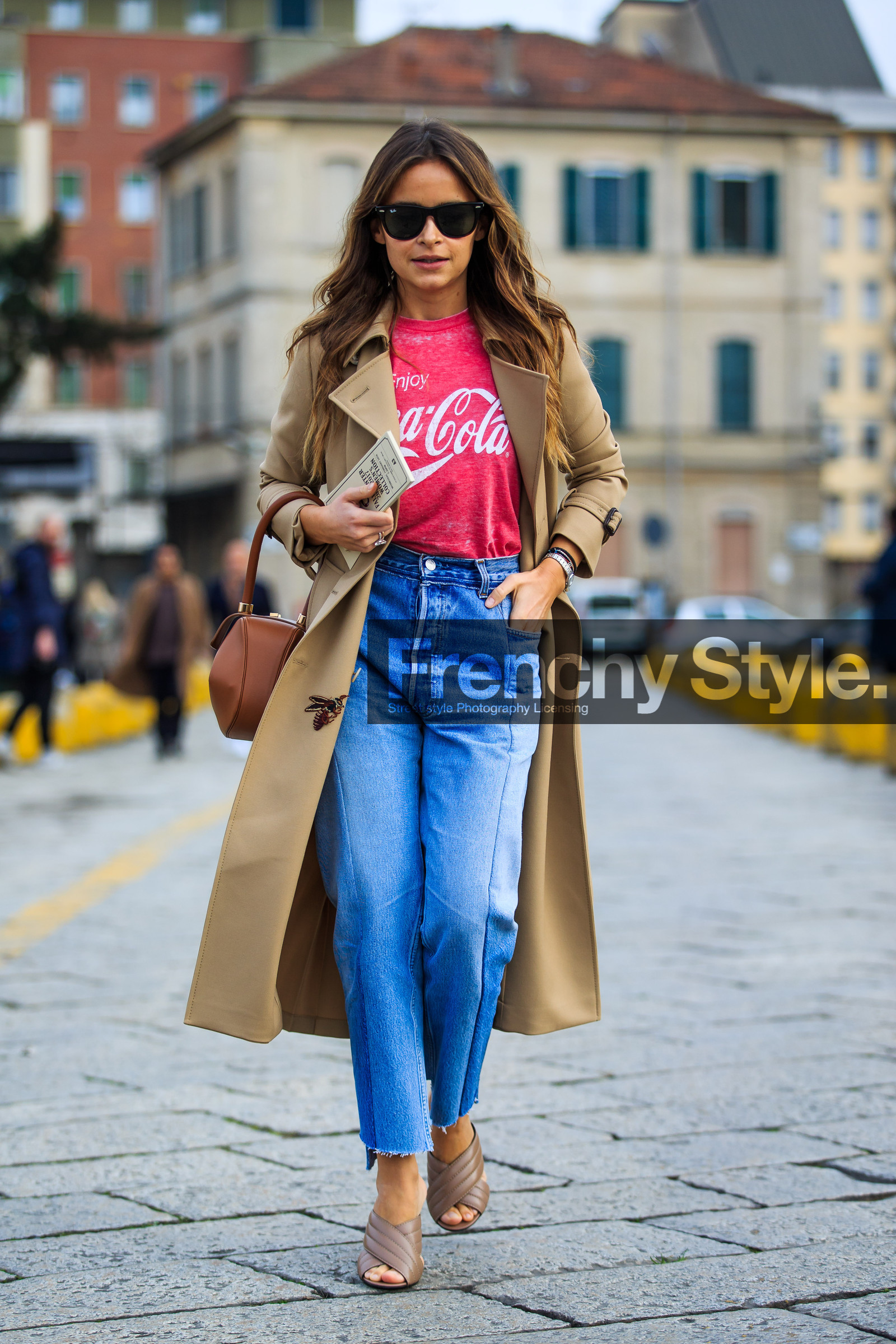 AUTUMN WINTER 2016-2017, AW 16-17, beige coat, beige shoes, blue denim, brown bag, denim pants, FALL WINTER 2016-2017, fashion week, frenchystyle, full length, FW, FW 16-17, geometric, graphic bag, gucci, high heels, jeans, jonathan paciullo, leather bag, leather shoes, LFW, loewe, LONDON, long hair, MENSWEAR, mira duma, miroslava duma, mules, nude sandals, printed t shirt, ray ban, red t shirt, street style, sunglasses, trench coat, trousers, vertical, vêtements