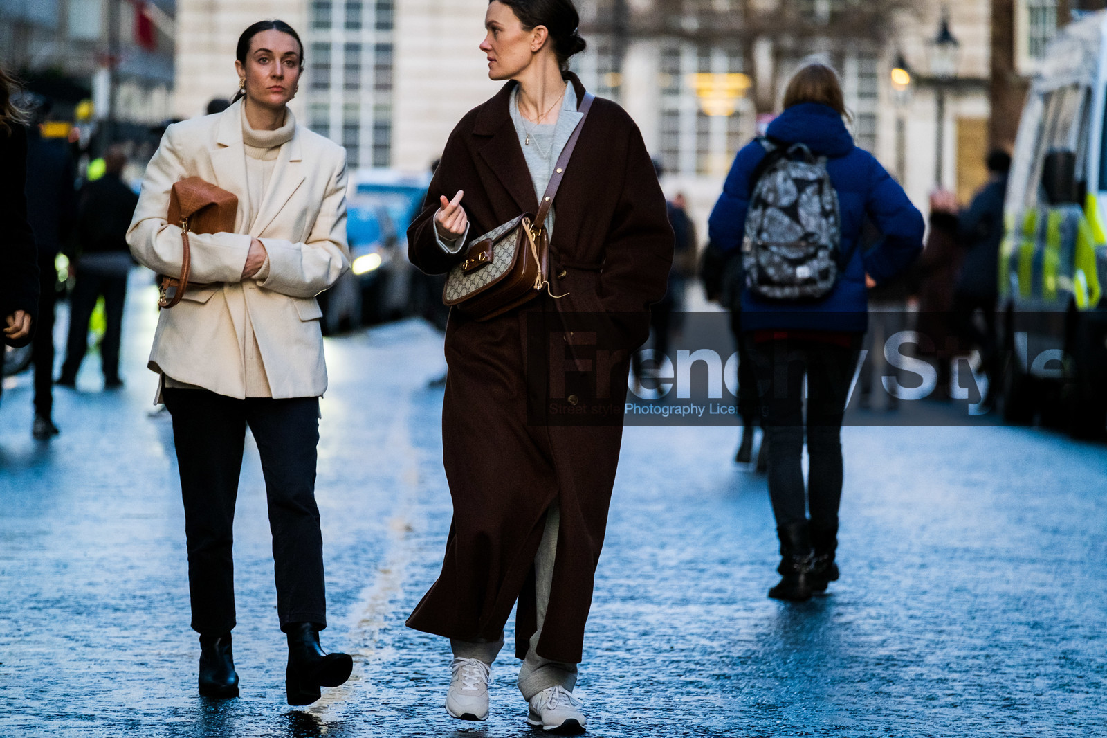 jo ellison, brown coat, brown leather bag, gucci bag, crossbody bag, monogrammed bag, light grey jacket, light grey pants, light grey pullover, jogging pants, new balance sneakers, fashion week, frenchystyle, FW, jonathan paciullo, street style, LFW, LONDON, AUTUMN WINTER 2020-2021, FALL WINTER 2020-2021, FW 20-21, horizontal, atmosphere details, full length