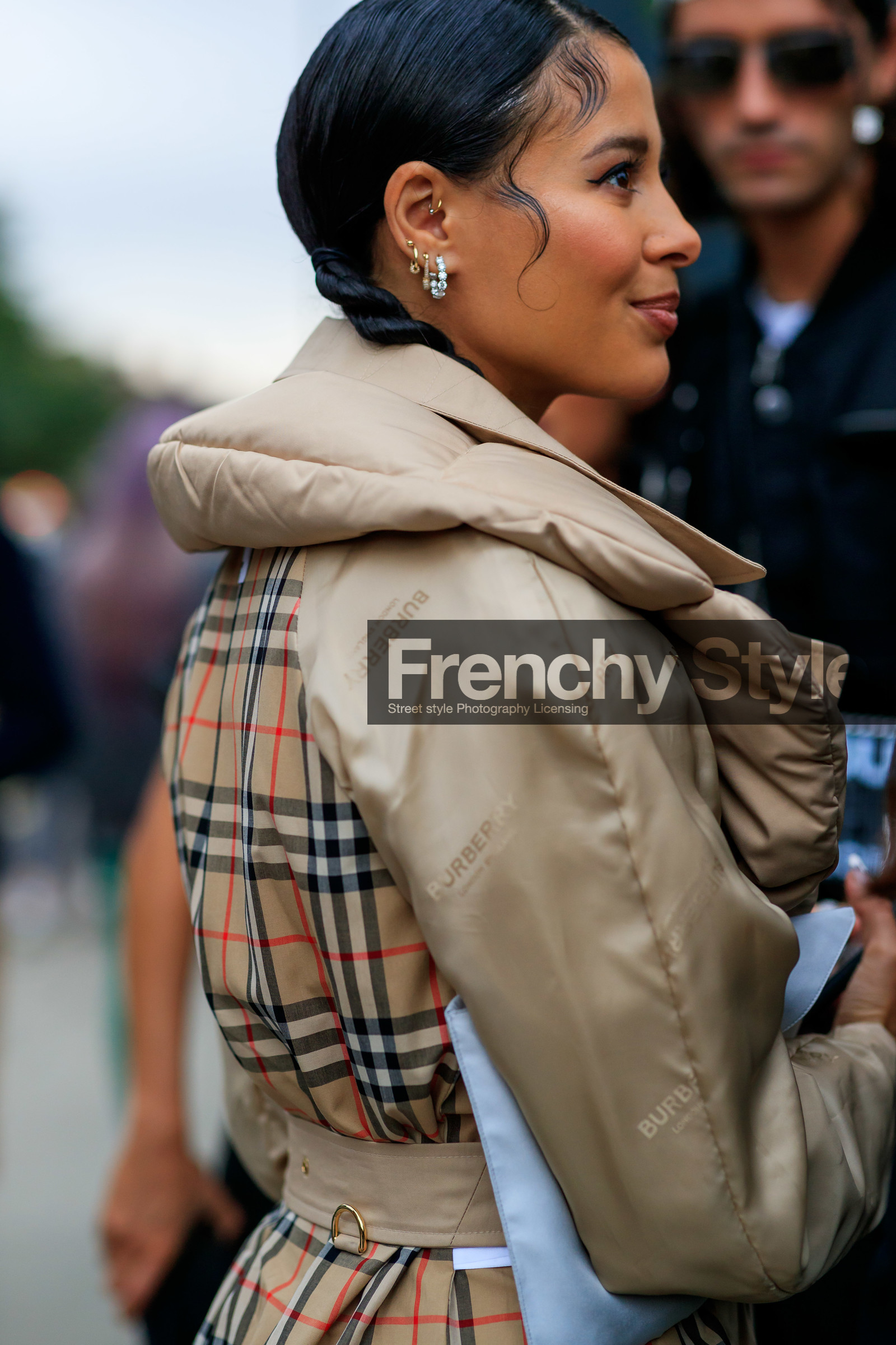 burberry total look, burberry coat, burberry trench coat, close up detail, beige trench coat, checked trench coat, quilted coat, hair details, multi earrings, hoop earrings, fashion week, frenchystyle, FW, jonathan paciullo, street style, vertical, detail, atmosphere details