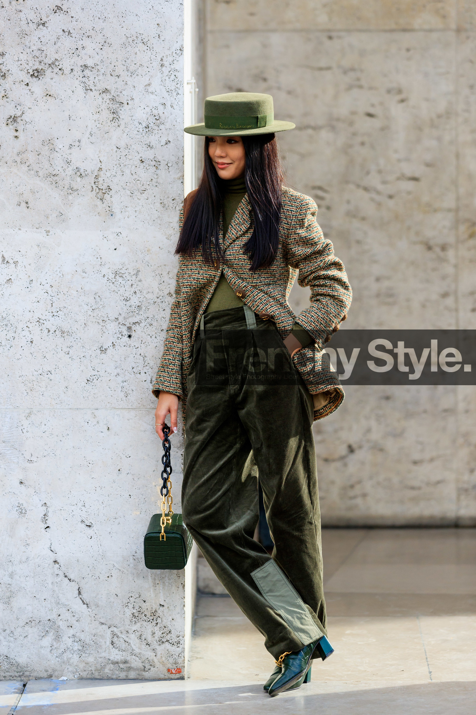yoyo cao, kaki hat, kaki jacket, kaki pants, kaki pullover, kaki total look, green leather bag, green leather boots, checked jacket, chanel jacket, velvet pants, corduroy pants, carrot pants, high waist pants, turtleneck pullover, loose pants, animal skin bag, animal skin boots, golden chain strap bag, golden buckle shoes, fashion week, frenchystyle, FW, jonathan paciullo, street style, PFW, PARIS, vertical, full length