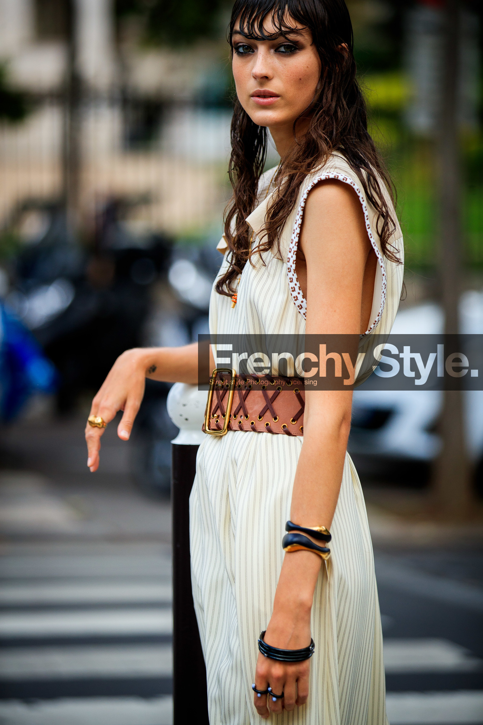 nike praesto nordstrom, hair details, make up, make up details, chloe belt, chloe dress, chloe look, chloe bracelet, white dress, sleeveless dress, striped dress, belted dress, big belt, camel leather belt, long dress, black bracelet, multi bracelet, wooden bracelet, fashion week, frenchystyle, FW, jonathan paciullo, street style, PFW, PARIS, SPRING SUMMER 2021, SS 21, vertical, atmosphere details, detail, model