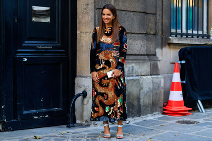 animal print, black dress, glitter, gold bag, graphic dress, high heels, leather bag, leather shoes, printed dress, sequined dress, shiny dress, valentino, PFW, fashion week, frenchystyle, FW, jonathan paciullo, street style, PARIS, horizontal, atmosphere details, full length, AUTUMN WINTER 2018-2019, FALL WINTER 2018-2019, FW 18-19, laure heriard dubreuil