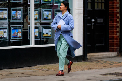 caroline issa, light blue coat, light green pants, camel leather shoes, camel leather derbies, brown leather shoes, brown leather derbies, fashion week, frenchystyle, FW, jonathan paciullo, street style, LFW, LONDON, AUTUMN WINTER 2020-2021, FALL WINTER 2020-2021, FW 20-21, horizontal, atmosphere details, full length