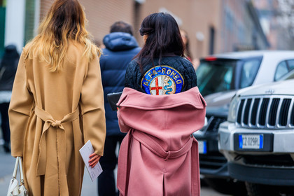 atmosphere details, AUTUMN WINTER 2017-2018, AW 17-18, back detail, beige coat, black jacket, camel coat, detail, embroidered jacket, FALL WINTER 2017-2018, fashion week, frenchystyle, FW, FW 17-18, glitter, horizontal, jonathan paciullo, leather bag, MFW, MILAN, off the shoulder, pink coat, sequined jacket, street style, white bag