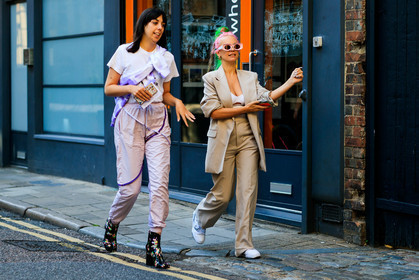 tie and dye sweatshirt, short sleeves t-shirt, lilac pants, jogging pants, margiela boots, camel toe margiela boots, floral printed boots, pink hair, pink sunglasses, red hair, green hair, beige suits, calvin klein bra, calvin klein top, cropped top, charlotte chesnais earrings, golden earrings, strassed nails, loewe sunglasses, white sneakers, fashion week, frenchystyle, FW, jonathan paciullo, street style, atmosphere details, horizontal, full length