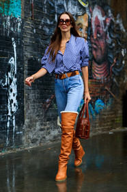 estelle pigault, gucci sunglasses, square shape glasses, brown scale sunglasses, striped shirt, blue shirt, lavalliere collar, loose shirt, striped belt, camel leather belt, brown leather belt, light blue jeans, denim, camel leather boots, high boots, fur boots, brown leather bag, hand bag, celine necklace, initials necklace, golden necklace, golden bracelet, fashion week, frenchystyle, FW, jonathan paciullo, street style, vertical, full length