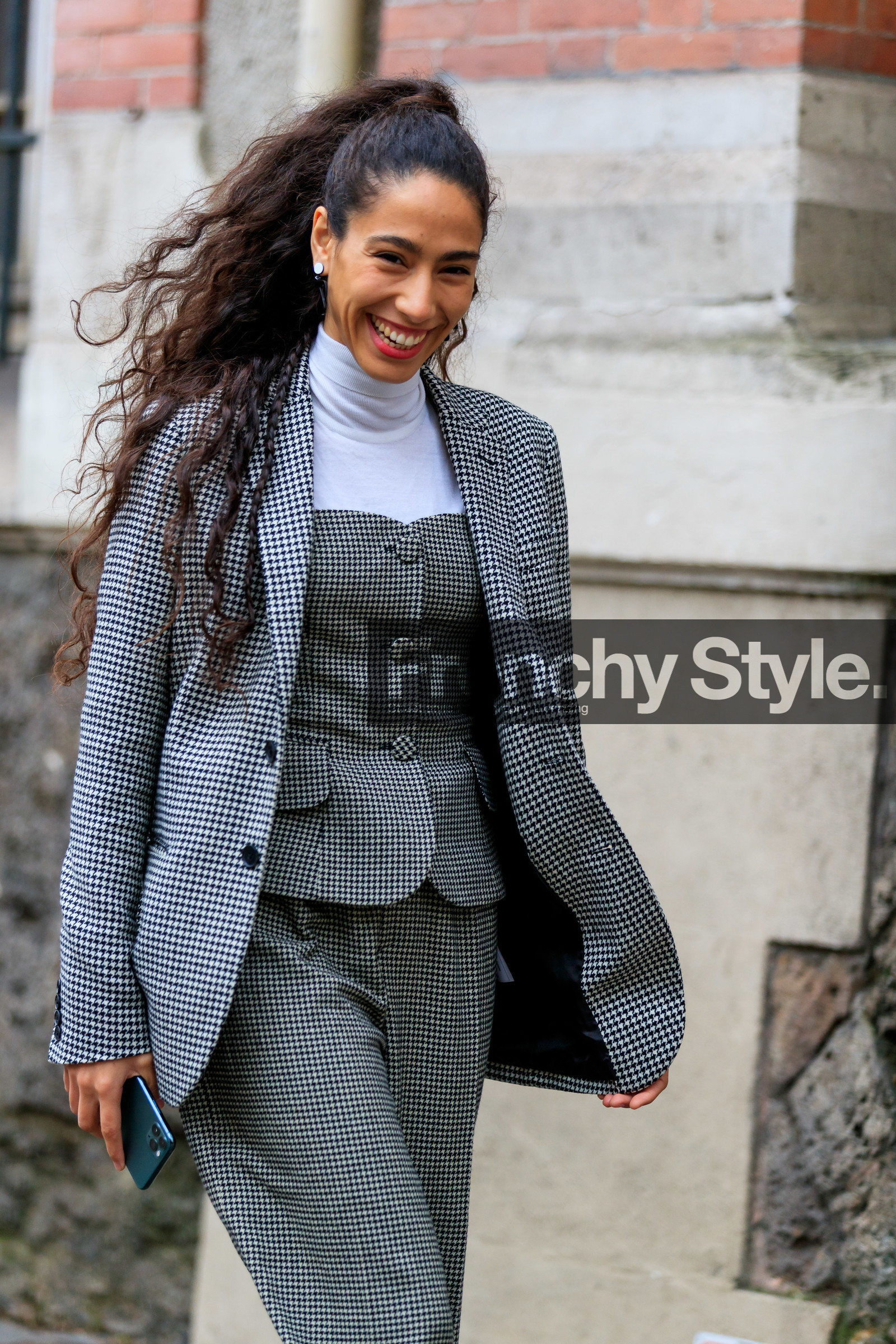 white jacket, black jacket, black top, black pants, white pants, white top, white pullover, turtleneck pullover, turtleneck top, strapless top, checked jacket, checked pants, checked top, houndstooth printed jacket, houndstooth printed look, houndstooth printed pants, houndstooth printed top, button top, grey jacket, grey pants, grey top, fashion week, frenchystyle, FW, jonathan paciullo, street style, PFW, PARIS, vertical, atmosphere details, detail
