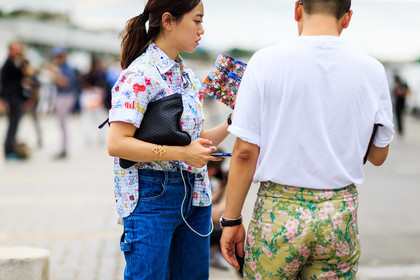 atmosphere details, black clutch, blue denim, bracelet, cartoon, denim pants, detail, drawings, fashion week, floral, flower, frenchystyle, FW, golden jewelry, green pants, horizontal, iphone, jeans, jonathan paciullo, leather clutch, MENSWEAR, PARIS, PFW, printed pants, printed shirt, SPRING SUMMER 2017, SS 17, street style, trousers, white shirt, white t shirt