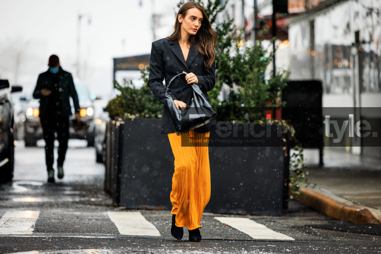 black handbag, leather handbag, pleated orange skirt, orange long skirt, black boots, black blazer, olivia perez, fashion week, frenchystyle, FW, jonathan paciullo, street style, NYFW, NEW YORK, AUTUMN WINTER 2022-2023, FALL WINTER 2022_2023, FW 22-23, atmosphere details, horizontal, full length