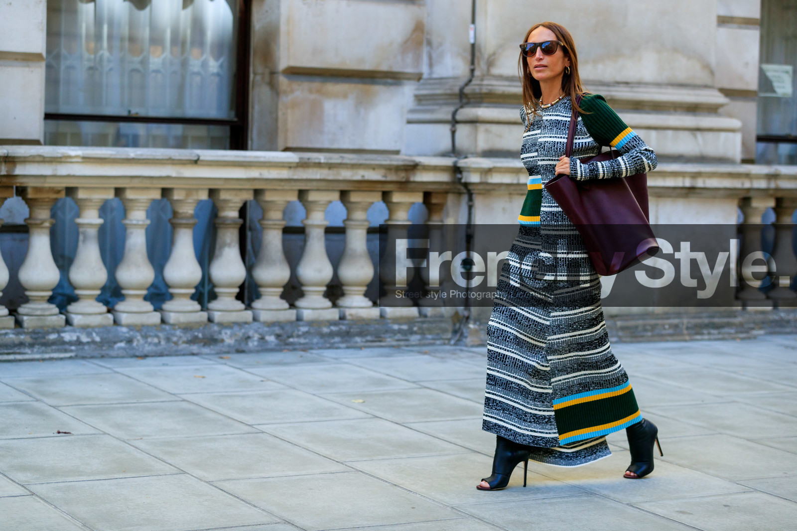 chloe loulou de saison, long dress, knitwear, knit dress, asymmetrical dress, grey dress, striped dress, long sleeves dress, burgundy leather bag, shoulder bag, shopping bag, brown scale sunglasses, pearl necklace, open toe shoes, high heels shoes, black leather shoes, fashion week, frenchystyle, FW, jonathan paciullo, street style, atmosphere details, horizontal, detail