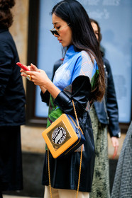 beige pants, camel bag, graphic bag, graphic dress, leather bag, leather top, mulberry, multicolor dress, printed bag, printed dress, sunglasses, trousers, street style, jonathan paciullo, FW, frenchystyle, fashion week, LFW, LONDON, AUTUMN WINTER 2019-2020, AW 19-20, FW 19-20, FALL WINTER 2019-2020, vertical, atmosphere details, detail
