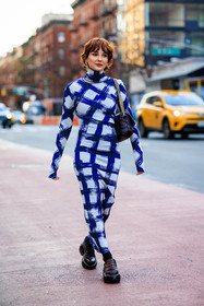 blue and white printed squared dress, chunky black boots, black hand bag, alyssa coscarelli, fashion week, frenchystyle, FW, jonathan paciullo, street style, NYFW, NEW YORK, AUTUMN WINTER 2022-2023, FALL WINTER 2022_2023, FW 22-23, vertical, full length