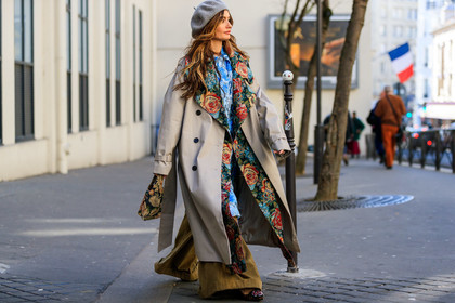 beret, blue dress, floral, flowers, graphic bag, graphic dress, graphic jacket, grey hat, leather bag, multicolor jacket, printed bag, printed dress, printed jacket, white coat, fashion week, frenchystyle, FW, jonathan paciullo, street style, PFW, PARIS, AUTUMN WINTER 2019-2020, AW 19-20, FALL WINTER 2019-2020, FW 19-20, horizontal, atmosphere details, detail