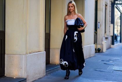 black and white, black bag, black dress, black shoes, bustier dress, floral, flowers, graphic dress, high heels, leather bag, leather shoes, printed dress, valentino, PFW, fashion week, frenchystyle, FW, jonathan paciullo, street style, PARIS, horizontal, atmosphere details, full length, AUTUMN WINTER 2018-2019, FALL WINTER 2018-2019, FW 18-19, Charlotte Groeneveld