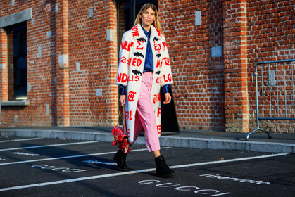 atmosphere details, AUTUMN WINTER 2017-2018, AW 17-18, black shoes, blue shirt, FALL WINTER 2017-2018, fashion week, floral, flower, frenchystyle, full length, Fur coat, FW, FW 17-18, gucci, horizontal, jonathan paciullo, leather bag, leather shoes, MFW, MILAN, pink pants, printed bag, printed coat, red bag, street style, trousers, veronika heilbrunner, white coat, white fur