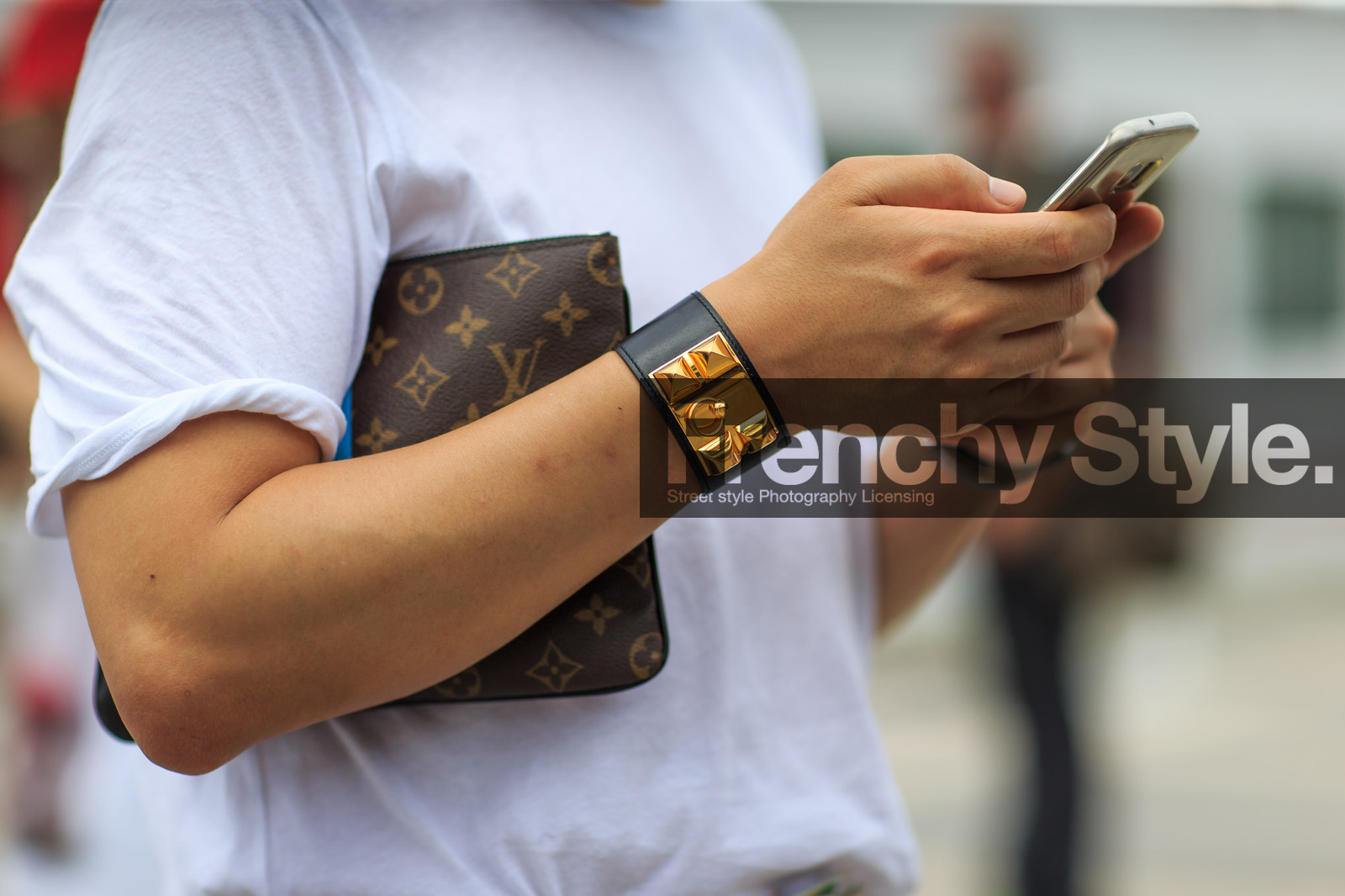 atmosphere details, bracelet, brown clutch, collier de chien bracelet, detail, fashion week, frenchystyle, FW, golden jewelry, hermès, horizontal, iphone, jonathan paciullo, leather clutch, louis vuitton, MENSWEAR, monogram, PARIS, PFW, printed clutch, SPRING SUMMER 2017, SS 17, street style, white t shirt