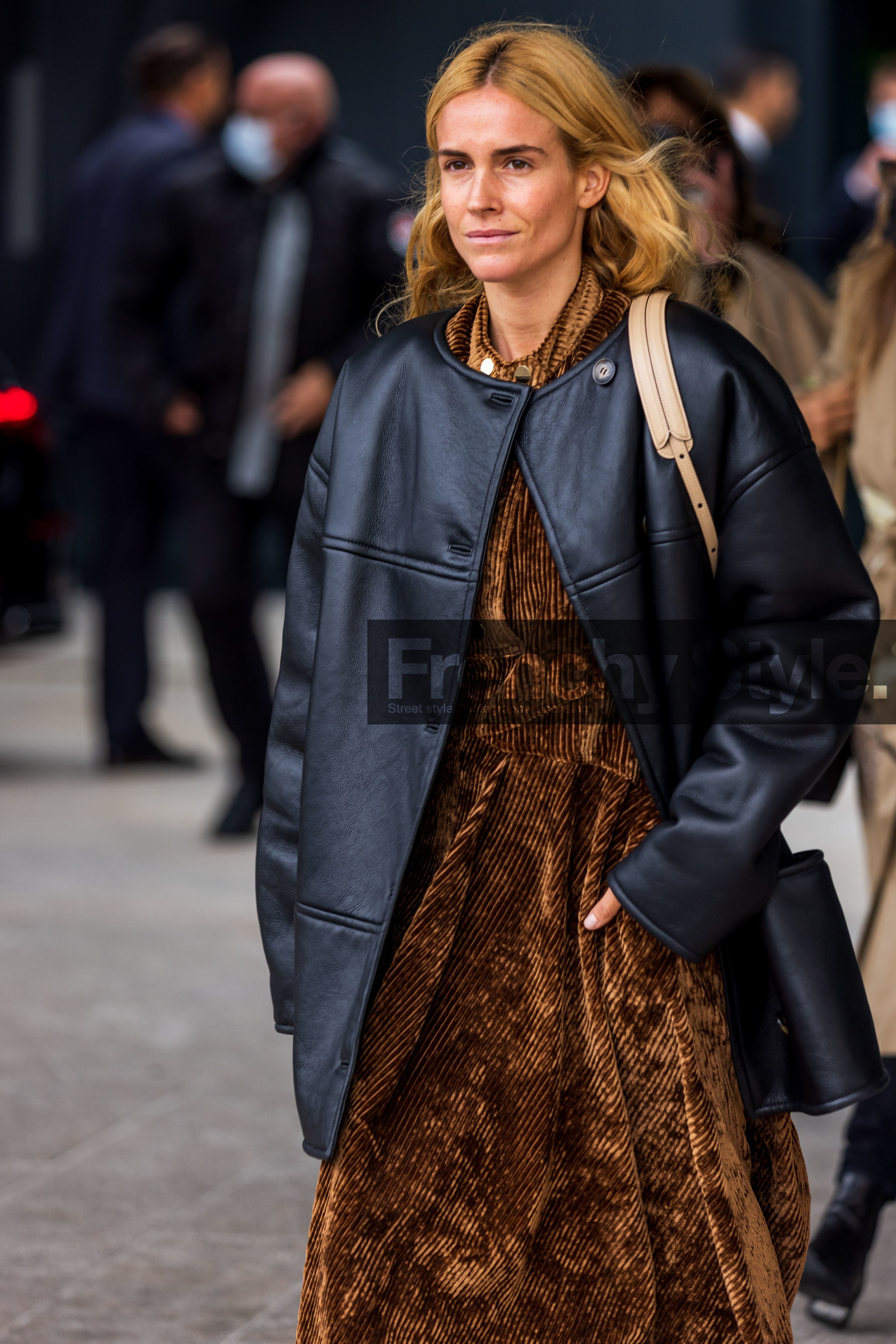 black coat, Blanca Miro, brown dress, coat, cordoroy dress, dress, leather coat, velvet dress, fashion week, frenchystyle, FW, jonathan paciullo, street style, PFW, PARIS, SPRING SUMMER 2022, SS 22, vertical, atmosphere details