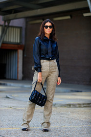 deborah reyner sebag, bottega veneta bag, black leather bag, plaited bag, square shape bag, butterfly sunglasses, black sunglasses, black leather shirt, lavalliere collar, beige pants, flare pants, tweed pants, piaget bracelet, green stone bracelet, bottega veneta shoes, fashion week, frenchystyle, FW, jonathan paciullo, street style, vertical, full length