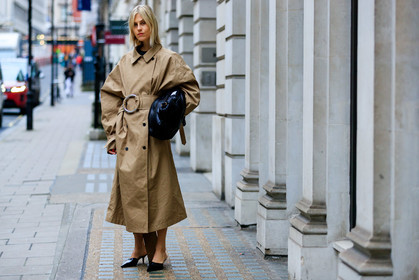 beige coat, black bag, black shoes, leather bag, leather shoes, linda tol, maison martin margiela, trench coat, street style, jonathan paciullo, FW, frenchystyle, fashion week, LFW, LONDON, AUTUMN WINTER 2019-2020, AW 19-20, FW 19-20, FALL WINTER 2019-2020, horizontal, atmosphere details, full length