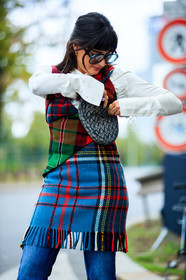 maria bernad, plaid pullover, plaid jacket, plaid top, checked jacket, checked pullover, checked top, sleeveless jacket, sleeveless pullover, sleeveless top, fringe jacket, fringe pullover, fringe top, red pullover, red jacket, red top, blue top, blue jacket, blue pullover, multicolor jacket, multicolor pullover, multicolor top, white shirt, asymetrical jacket, asymetrical pullover, asymmetrical top, layered pullover, layered top, layered jacket, denim, blue jeans, big sunglasses, blue sunglasses, smoked sunglasses, street style, jonathan paciullo, FW, frenchystyle, fashion week, PFW, PARIS, SPRING SUMMER 2021, SS 21, vertical, atmosphere details, detail