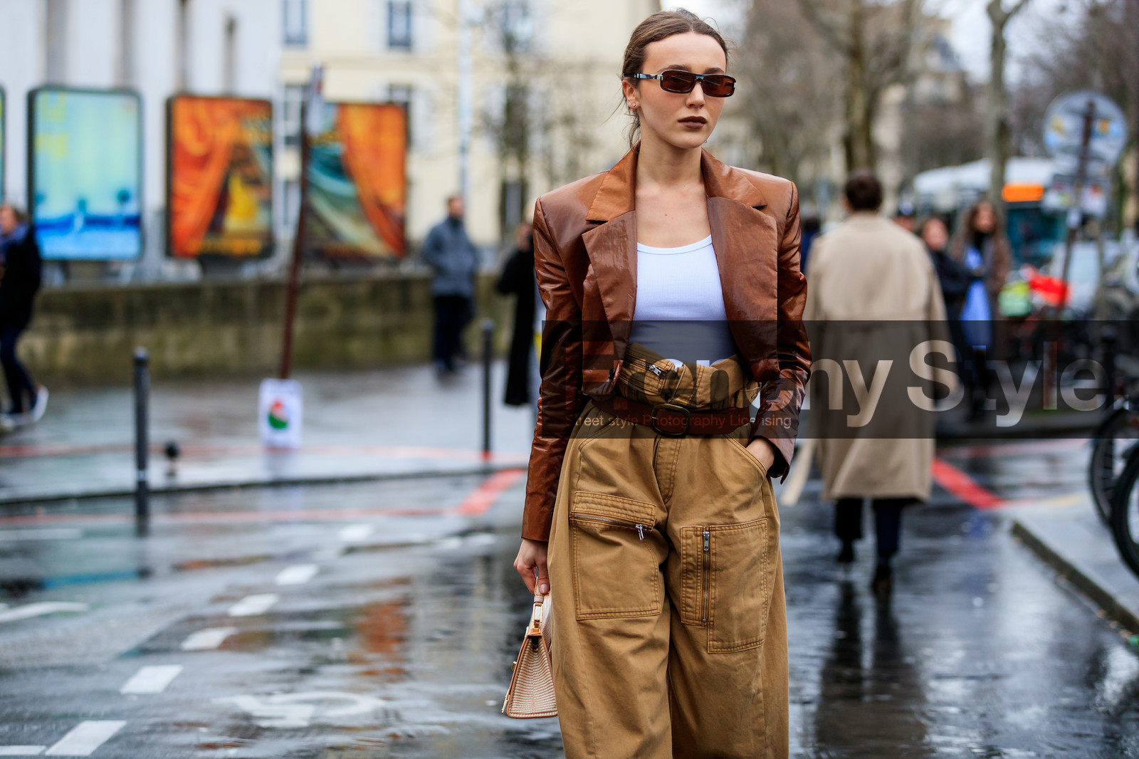 mary leest, brown jacket, vinyl jacket, brown vinyl jacket, tie and dye jacket, cropped jacket, white top, square shape glasses, small sunglasses, camel pants, camel leather belt, high waist pants, multi pocket pants, zipped pants, belted pants, fashion week, frenchystyle, FW, jonathan paciullo, street style, PFW, PARIS, horizontal, atmosphere details, detail