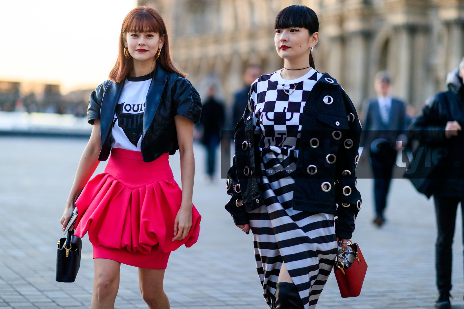 kozue akimoto, black leather bag, black leather jacket, short sleeves jacket, ruffle jacket, white t-shirt, letter printed t-shirt, red skirt, ruffle skirt, mini skirt, cropped jacket, quilted jacket, striped skirt, checked t-shirt, black jacket, studs jacket, black t-shirt, black skirt, white skirt, drape skirt, split skirt, red leather bag, animal skin bag, hand bag, louis vuitton bag, louis vuitton jacket, louis vuitton skirt, louis vuitton t-shirt, golden earrings, round shape earrings, logo earrings, louis vuitton earrings, fashion week, frenchystyle, FW, jonathan paciullo, street style, PFW, PARIS, horizontal, atmosphere details, detail