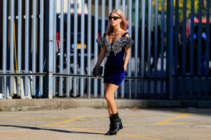 black sunglasses, dyed hair, pink hair, blue dress, velvet dress, navy blue dress, mini dress, embroidered dress, half shoulder dress, black leather clutch, sequins dress, pearl embroidered dress, black leather boots, high heels boots, laurence dacade shoes, gucci bag, fashion week, frenchystyle, FW, jonathan paciullo, street style, atmosphere details, horizontal, full length