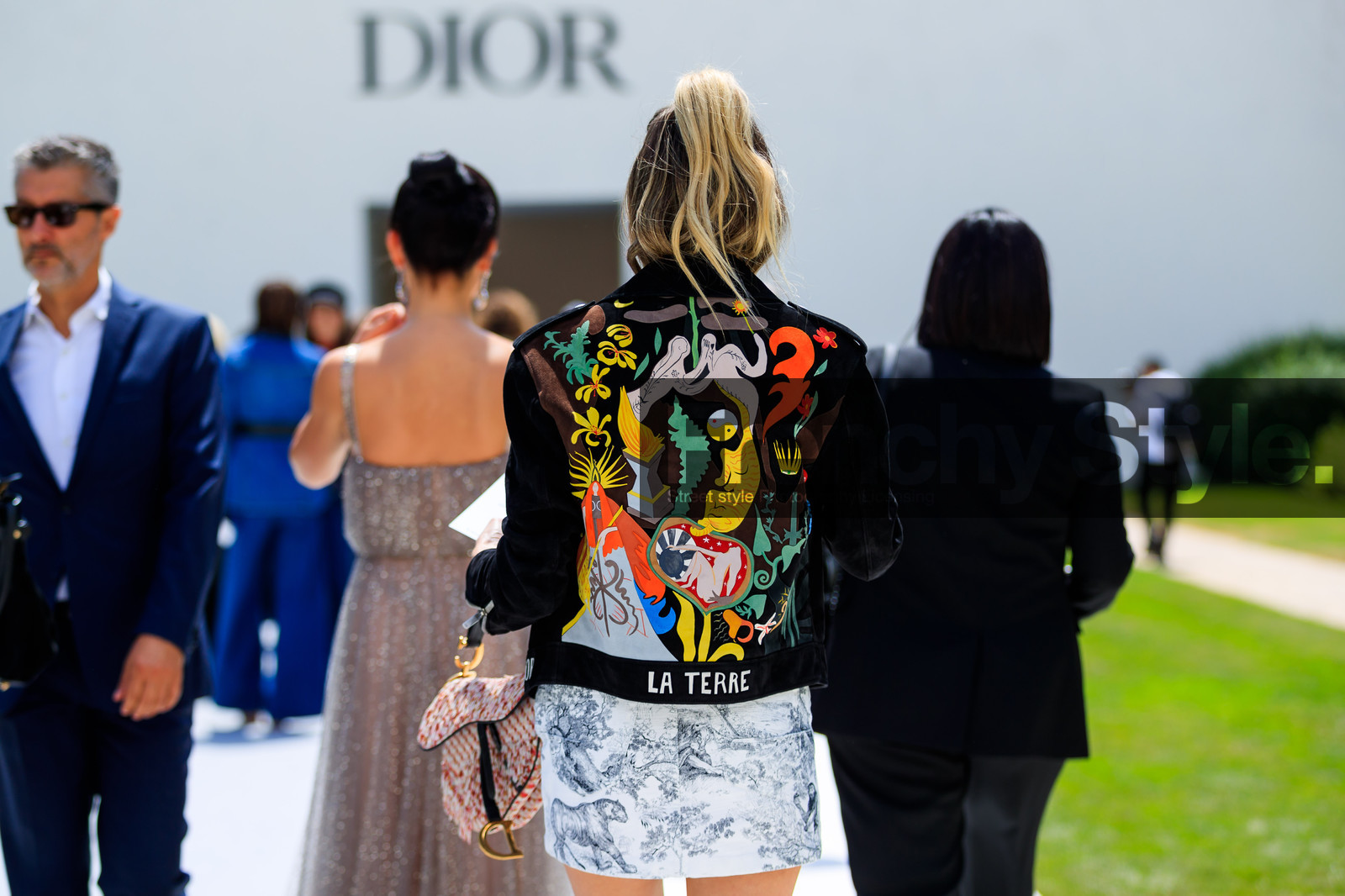 christian dior, embroideries, graphic bag, graphic skirt, leather bag, multicolor jacket, printed bag, printed skirt, silver skirt, fashion week, frenchystyle, FW, jonathan paciullo, street style, PFW, PARIS, horizontal, atmosphere details, detail, AUTUMN WINTER 2018-2019, FALL WINTER 2018-2019, FW 18-19, helena bordon