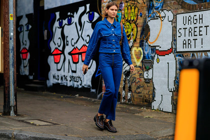 victoria sekrier, denim total look, denim jacket, blue jacket, blue jeans, flare jeans, louis vuitton shoes, paraboot shoes, fashion week, frenchystyle, FW, jonathan paciullo, street style, atmosphere details, horizontal, full length