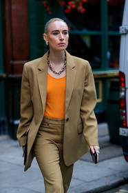 flora macdonald johnston, beige total look, beige suits, orange top, big chain necklace, golden necklace, golden earrings, diamond earrings, hoop earrings, loose pants, fashion week, frenchystyle, FW, jonathan paciullo, street style, vertical, detail, atmosphere details