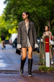 bag, black boots, blazer, boots, chain necklace, grey blazer, grey shirt, grey short, high boots, Jacqueline Zelwis, leather bag, leather boots, red sunglasses, short, silver necklace, small bag, sunglasses, street style, jonathan paciullo, FW, frenchystyle, fashion week, PFW, PARIS, SPRING SUMMER 2022, SS 22, vertical, full length