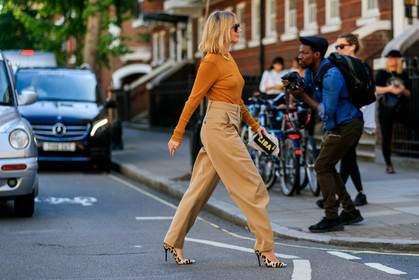 lisa aiken, beige total look, color block look, orange top, beige pants, oversize pants, carrot pants, animal print shoes, high heels shoes, beige leather bag, mini bag, bottega veneta bag, fashion week, frenchystyle, FW, jonathan paciullo, street style, atmosphere details, horizontal, full length