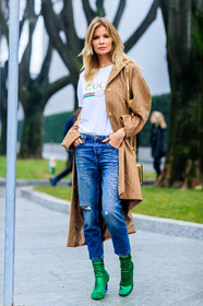 AUTUMN WINTER 2017-2018, AW 17-18, beige jacket, blue denim, denim pants, FALL WINTER 2017-2018, fashion week, frenchystyle, full length, FW, FW 17-18, glitter, graphic jacket, green boots, gucci, high heels, jeans, jonathan paciullo, leather shoes, MFW, MILAN, printed jacket, printed t shirt, shiny boots, street style, trousers, vertical, vêtements, white t shirt