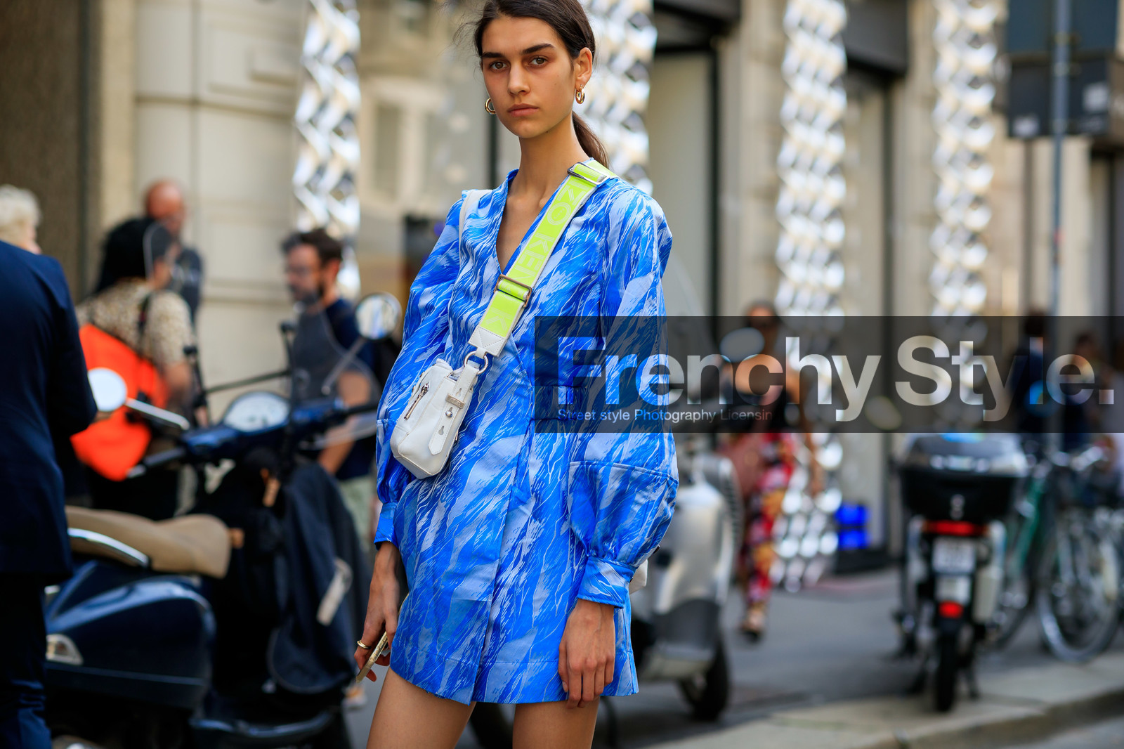 mini dress, light blue dress, long sleeves dress, wrap dress, brocart dress, kenzo bag, white leather bag, neon yellow strap bag, hoop earrings, golden earrings, logo strap bag, fashion week, frenchystyle, FW, jonathan paciullo, street style, MFW, MILAN, SPRING SUMMER 2020, SS 20