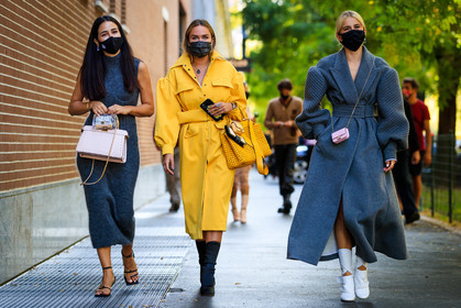 grey dress, long dress, sleeveless dress, high collar dress, knit dress, knitwear, light pink bag, nude bag, fendi bag, plastic bag, sheer bag, peekaboo bag, hand bag, light pink gloves, leather bag, leather gloves, golden strap bag, golden rings, multi bag, golden sandals, yellow dress, yellow jacket, jacket dress, long dress, belted dress, belted jacket, long sleeves dress, dress shirt, yellow bag, yellow leather bag, fendi bag, openwork bag, peekaboo bag, multi bag, hand bag, black boots, high boots, high heels boots, fendi boots, golden necklace, long necklace, stone necklace, fendi look, fendi dressblack leather sandals, golden chain sandals, multi straps sandals, grey coat, grey dress, dress coat, belted coat, belted dress, long coat, crossbody bag, light pink bag, light pink leather bag, mini bag, fendi bag, fendi coat, fendi boots, diamond earrings, round shape earrings, celine earrings, golden chain strap bag, white leather boots, oversize shoulder, covid face mask, tamara kalinic, nina suess, caro daur, fashion week, frenchystyle, FW, jonathan paciullo, street style, MFW, MILAN, SPRING SUMMER 2021, SS 21, horizontal, atmosphere details, full length