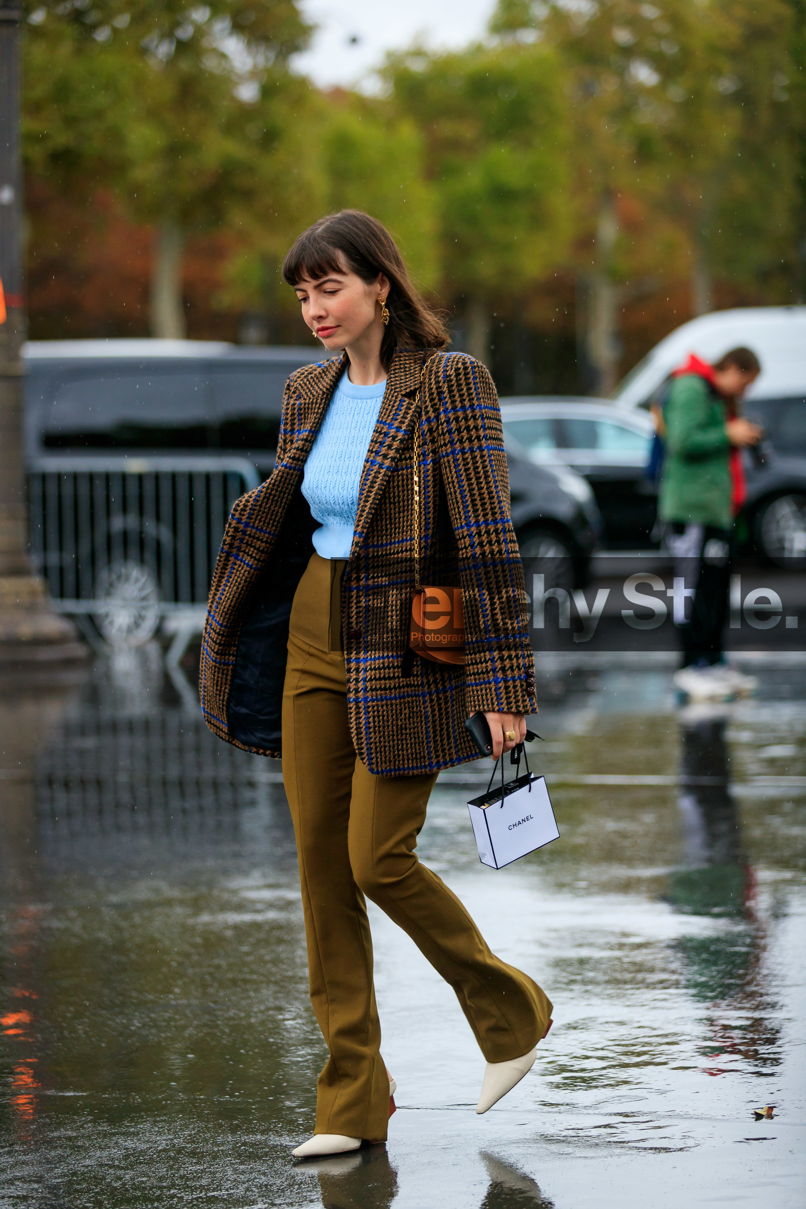 light blue pullover, checked jacket, beige jacket, brown jacket, kaki pants, camel leather bag, shoulder bag, dangling earrings, golden earrings, chain earrings, chain strap bag, golden chain strap bag, high waist pants, flare pants, white leather slippers, white leather shoes, sharp end shoes, PARIS, PFW, SPRING SUMMER 2020, SS 20, fashion week, frenchystyle, FW, jonathan paciullo, street style, vertical, full length
