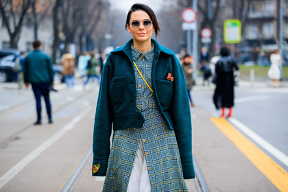 atmosphere details, AUTUMN WINTER 2017-2018, AW 17-18, checked dress, detail, FALL WINTER 2017-2018, fashion week, frenchystyle, FW, FW 17-18, graphic dress, green dress, green jacket, horizontal, jonathan paciullo, MFW, MILAN, plaid, printed dress, street style, sunglasses, tartan