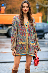 solange smith, chanel bag, chanel cardigan, red leather bag, hand bag, quilted bag, chain strap bag, cardigan dress, pullover dress, lurex cardigan, golden cardigan, multicolor cardigan, red cardigan, blue cardigan, split sleeves, jacquard cardigan, PARIS, PFW, SPRING SUMMER 2020, SS 20, fashion week, frenchystyle, FW, jonathan paciullo, street style, vertical, atmosphere details, detail