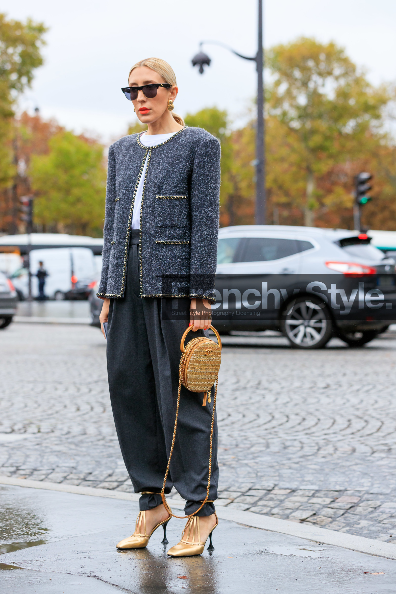 golden bag, golden shoes, golden strap bag, chain strap bag, hand bag, round shape bag, box bag, sequins bag, plaited bag, embroidered bag, high heels shoes, openwork shoes, sharp end shoes, dark grey pants, carrot pants, loose pants, dark grey jacket, tweed jacket, white t-shirt, chanel total look, chanel shoes, PARIS, PFW, SPRING SUMMER 2020, SS 20, fashion week, frenchystyle, FW, jonathan paciullo, street style, vertical, full length