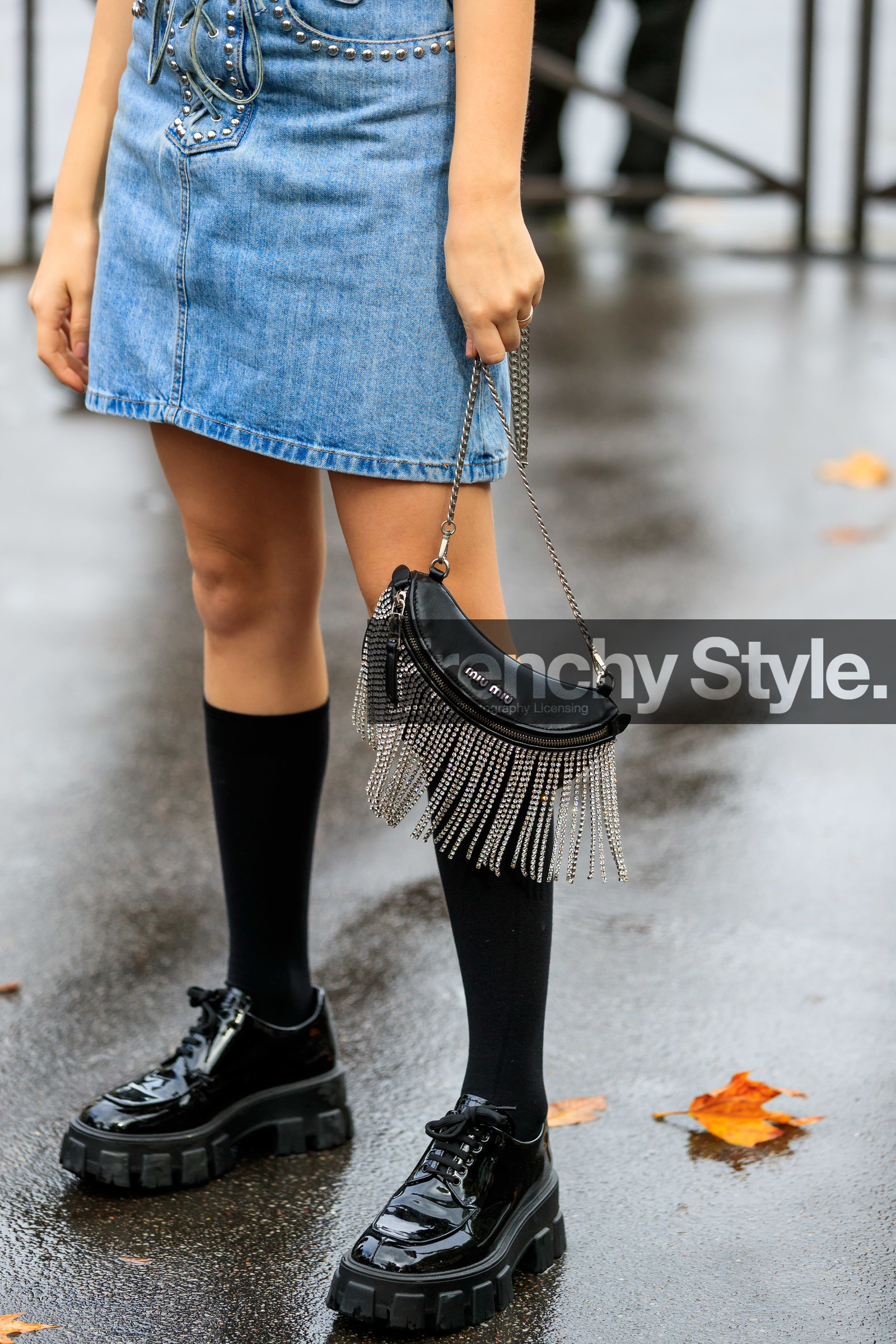 miu miu skirt, miu miu bag, denim skirt, mini skirt, light blue skirt, studs skirt, laced skirt, black socks, black polish shoes, prada shoes, big sole shoes, flat shoes, black leather bag, strassed bag, silvered chain strap bag, PARIS, PFW, SPRING SUMMER 2020, SS 20, fashion week, frenchystyle, FW, jonathan paciullo, street style, vertical, atmosphere details, detail