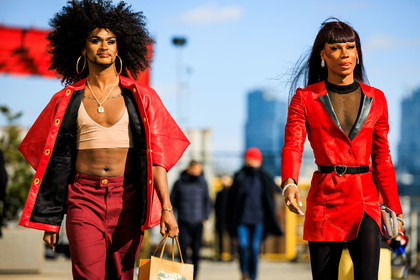 red full look, red mini dress, blazer dress, silver clutch, red parka, pattent jacket, afro hair, big loop earrings, beige cropped top, strass earrings, heart belt, fashion week, frenchystyle, FW, jonathan paciullo, street style, NYFW, NEW YORK, AUTUMN WINTER 2022-2023, FALL WINTER 2022_2023, FW 22-23, atmosphere details, horizontal