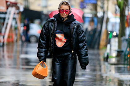 black leather coat, black leather pants, black hoodie, hair scarf, orange leather bag, hand bag, printed hoodie, down jacket, cropped coat, zipped coat, pink sunglasses, square shape glasses, brown scarf, geometrical printed scarf, white scarf, black scarf, fashion week, frenchystyle, FW, jonathan paciullo, street style, PFW, PARIS, horizontal, atmosphere details, detail