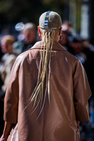 back, back detail, brown coat, dreadlocks, hairstyle, head jewel, tail, street style, jonathan paciullo, FW, frenchystyle, fashion week, PFW, PARIS, SPRING SUMMER 2022, SS 22, vertical, atmosphere details
