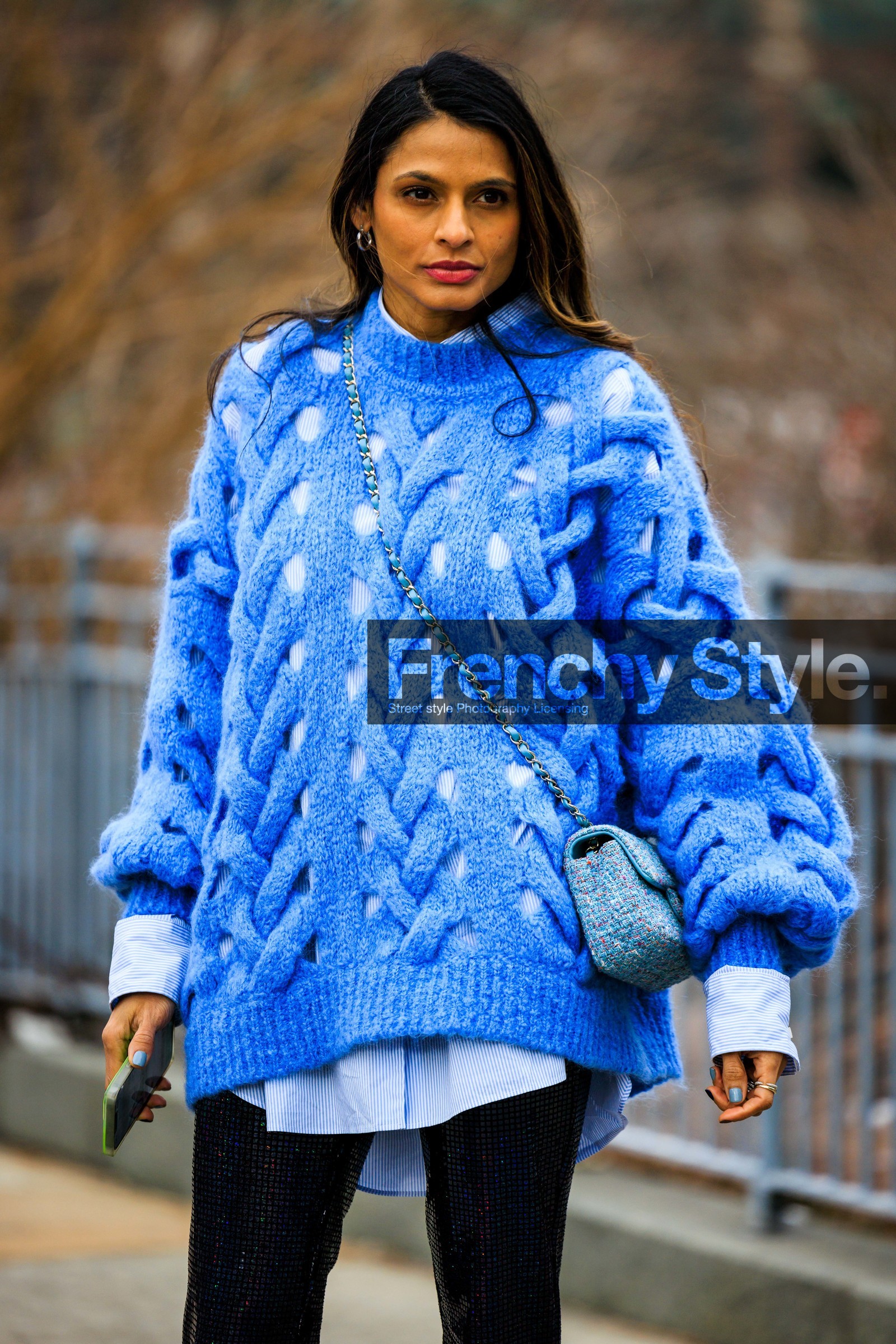blue knitted pull, knitted jumped, crossbody chanel bag, blue shirt, black pants, silver earrings, oversized jumper, details, street style, jonathan paciullo, FW, frenchystyle, fashion week, NYFW, NEW YORK, AUTUMN WINTER 2022-2023, FALL WINTER 2022_2023, FW 22-23, vertical, atmosphere details