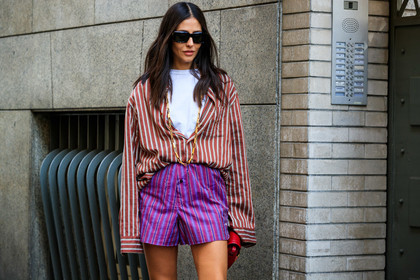 gilda ambrosio, white t-shirt, striped shirt, striped shorts, pyjama look, pyjama shirt, pyjama shorts, burgundy shirt, purple shorts, red leather clutch, black sunglasses, square shape glasses, long necklace, golden necklace, big chain necklace, etro bag, etro shirt, etro look, etro shorts, fashion week, frenchystyle, FW, jonathan paciullo, street style, MFW, MILAN, AUTUMN WINTER 2020-2021, FALL WINTER 2020-2021, FW 20-21, horizontal, atmosphere details, detail