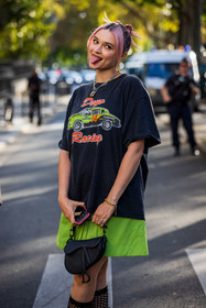 bag, black bag, black t-shirt, bracelet, chain necklace, dior bag, green skirt, leather bag, Lolo Zouai, necklace, pink hair, pleated skirt, printed t-shirt, saddle bag, skirt, t-shirt, vintage t-shirt, street style, jonathan paciullo, FW, frenchystyle, fashion week, PFW, PARIS, SPRING SUMMER 2022, SS 22, vertical, atmosphere details
