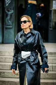 black leather trench coat, saddle bage, white bag, dior bag, black sunglasses, fashion week, frenchystyle, FW, jonathan paciullo, street style, AUTUMN WINTER 2022-2023, FALL WINTER 2022_2023, FW 22-23, PFW, PARIS, vertical, detail