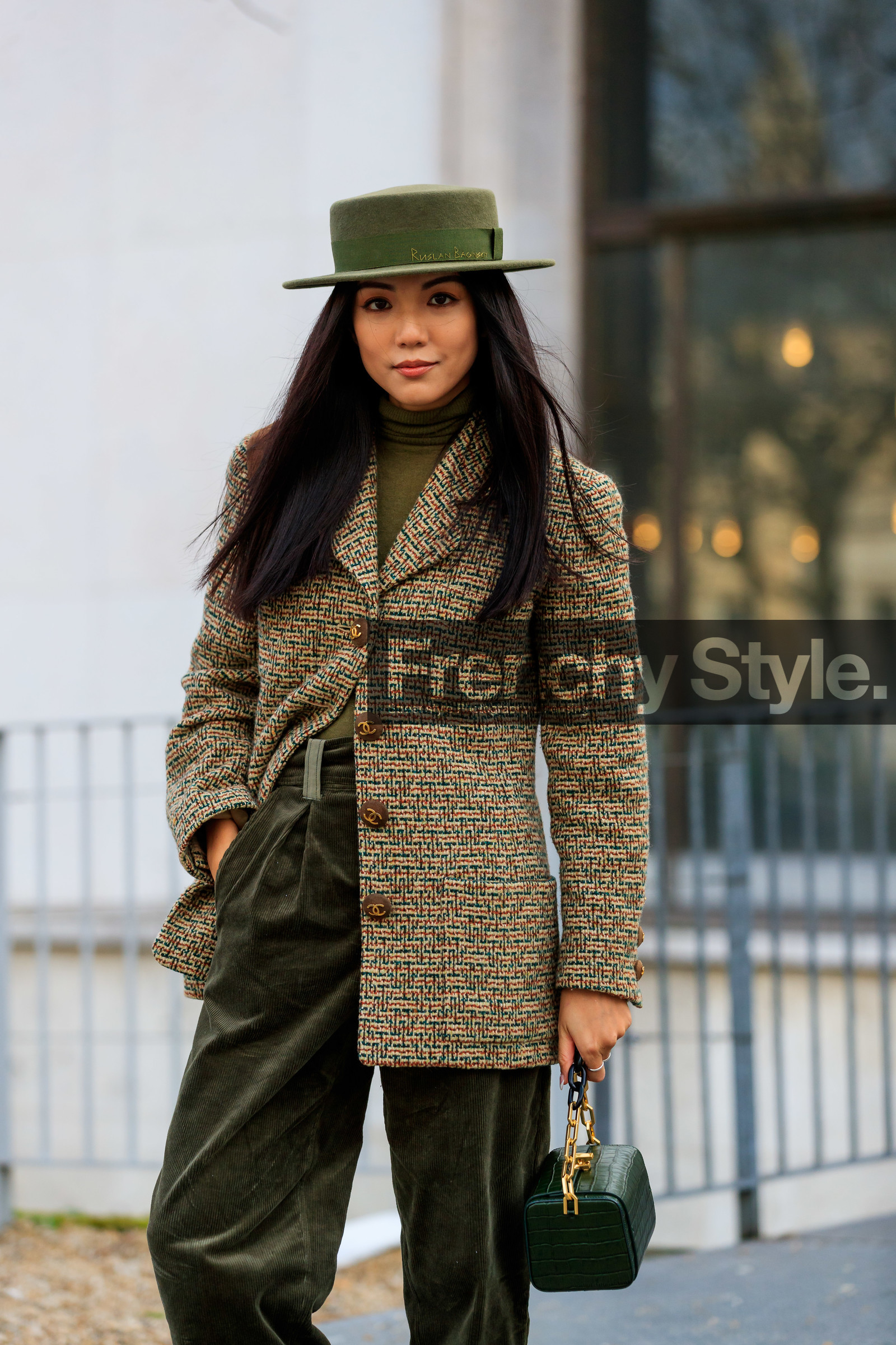 yoyo cao, kaki hat, kaki jacket, kaki pants, kaki pullover, kaki total look, checked jacket, chanel jacket, velvet pants, corduroy pants, carrot pants, high waist pants, turtleneck pullover, fashion week, frenchystyle, FW, jonathan paciullo, street style, PFW, PARIS, vertical, atmosphere details, detail