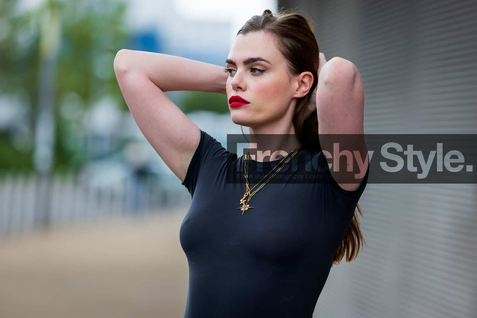 Charli Howard, black, tshirt, necklace, fashion week, frenchystyle, FW, jonathan paciullo, street style, SPRING SUMMER 2022, SS 22, LFW, LONDON, horizontal, atmosphere details, detail